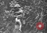 Standbild Amerikanische Soldaten und Marineinfanteristen kämpfen in Okinawa gegen japanische Streitkräfte Okinawa Ryukyu Inseln, 1945, aus Sekunde 36 historischem Filmmaterial Videoclip 65675043441
