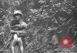 Standbild Amerikanische Soldaten und Marineinfanteristen kämpfen in Okinawa gegen japanische Streitkräfte Okinawa Ryukyu Inseln, 1945, aus Sekunde 37 historischem Filmmaterial Videoclip 65675043441