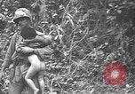 Standbild Amerikanische Soldaten und Marineinfanteristen kämpfen in Okinawa gegen japanische Streitkräfte Okinawa Ryukyu Inseln, 1945, aus Sekunde 38 historischem Filmmaterial Videoclip 65675043441