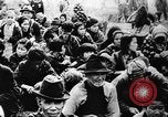 Standbild Amerikanische Soldaten und Marineinfanteristen kämpfen in Okinawa gegen japanische Streitkräfte Okinawa Ryukyu Inseln, 1945, aus Sekunde 41 historischem Filmmaterial Videoclip 65675043441