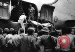 Standbild Amerikanische Soldaten und Marineinfanteristen kämpfen in Okinawa gegen japanische Streitkräfte Okinawa Ryukyu Inseln, 1945, aus Sekunde 42 historischem Filmmaterial Videoclip 65675043441
