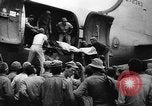 Standbild Amerikanische Soldaten und Marineinfanteristen kämpfen in Okinawa gegen japanische Streitkräfte Okinawa Ryukyu Inseln, 1945, aus Sekunde 43 historischem Filmmaterial Videoclip 65675043441