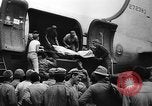 Standbild Amerikanische Soldaten und Marineinfanteristen kämpfen in Okinawa gegen japanische Streitkräfte Okinawa Ryukyu Inseln, 1945, aus Sekunde 44 historischem Filmmaterial Videoclip 65675043441