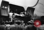 Standbild Amerikanische Soldaten und Marineinfanteristen kämpfen in Okinawa gegen japanische Streitkräfte Okinawa Ryukyu Inseln, 1945, aus Sekunde 45 historischem Filmmaterial Videoclip 65675043441