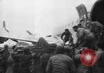 Standbild Amerikanische Soldaten und Marineinfanteristen kämpfen in Okinawa gegen japanische Streitkräfte Okinawa Ryukyu Inseln, 1945, aus Sekunde 46 historischem Filmmaterial Videoclip 65675043441