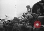 Standbild Amerikanische Soldaten und Marineinfanteristen kämpfen in Okinawa gegen japanische Streitkräfte Okinawa Ryukyu Inseln, 1945, aus Sekunde 47 historischem Filmmaterial Videoclip 65675043441