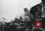 Standbild Amerikanische Soldaten und Marineinfanteristen kämpfen in Okinawa gegen japanische Streitkräfte Okinawa Ryukyu Inseln, 1945, aus Sekunde 48 historischem Filmmaterial Videoclip 65675043441