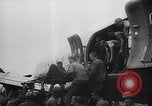 Standbild Amerikanische Soldaten und Marineinfanteristen kämpfen in Okinawa gegen japanische Streitkräfte Okinawa Ryukyu Inseln, 1945, aus Sekunde 49 historischem Filmmaterial Videoclip 65675043441