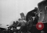 Standbild Amerikanische Soldaten und Marineinfanteristen kämpfen in Okinawa gegen japanische Streitkräfte Okinawa Ryukyu Inseln, 1945, aus Sekunde 50 historischem Filmmaterial Videoclip 65675043441