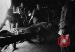 Standbild Amerikanische Soldaten und Marineinfanteristen kämpfen in Okinawa gegen japanische Streitkräfte Okinawa Ryukyu Inseln, 1945, aus Sekunde 51 historischem Filmmaterial Videoclip 65675043441