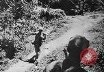 Standbild Amerikanische Soldaten und Marineinfanteristen kämpfen in Okinawa gegen japanische Streitkräfte Okinawa Ryukyu Inseln, 1945, aus Sekunde 53 historischem Filmmaterial Videoclip 65675043441