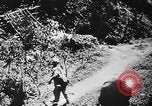 Standbild Amerikanische Soldaten und Marineinfanteristen kämpfen in Okinawa gegen japanische Streitkräfte Okinawa Ryukyu Inseln, 1945, aus Sekunde 54 historischem Filmmaterial Videoclip 65675043441