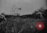 Standbild Amerikanische Soldaten und Marineinfanteristen kämpfen in Okinawa gegen japanische Streitkräfte Okinawa Ryukyu Inseln, 1945, aus Sekunde 58 historischem Filmmaterial Videoclip 65675043441