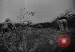 Standbild Amerikanische Soldaten und Marineinfanteristen kämpfen in Okinawa gegen japanische Streitkräfte Okinawa Ryukyu Inseln, 1945, aus Sekunde 59 historischem Filmmaterial Videoclip 65675043441