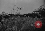 Standbild Amerikanische Soldaten und Marineinfanteristen kämpfen in Okinawa gegen japanische Streitkräfte Okinawa Ryukyu Inseln, 1945, aus Sekunde 60 historischem Filmmaterial Videoclip 65675043441