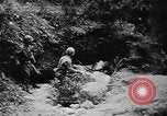 Standbild Amerikanische Soldaten und Marineinfanteristen kämpfen in Okinawa gegen japanische Streitkräfte Okinawa Ryukyu Inseln, 1945, aus Sekunde 61 historischem Filmmaterial Videoclip 65675043441