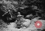 Standbild Amerikanische Soldaten und Marineinfanteristen kämpfen in Okinawa gegen japanische Streitkräfte Okinawa Ryukyu Inseln, 1945, aus Sekunde 62 historischem Filmmaterial Videoclip 65675043441