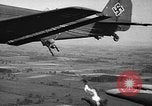 Image les parachutistes allemands Belgique, 1940, de la seconde 16 séquences d'archives historiques vidéo 65675043460