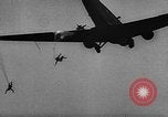 Image les parachutistes allemands Belgique, 1940, de la seconde 17 séquences d'archives historiques vidéo 65675043460