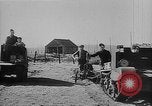 Image Charrue de traction universelle Royaume-Uni, 1940, de la seconde 18 séquences d'archives historiques vidéo 65675043469