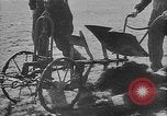 Image Charrue de traction universelle Royaume-Uni, 1940, de la seconde 22 séquences d'archives historiques vidéo 65675043469