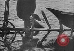 Image Charrue de traction universelle Royaume-Uni, 1940, de la seconde 24 séquences d'archives historiques vidéo 65675043469