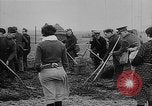 Image Charrue de traction universelle Royaume-Uni, 1940, de la seconde 28 séquences d'archives historiques vidéo 65675043469