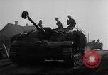 Immagine di Assalto tedesco Stug III a Varsavia rivolta Varsavia POLONIA, 1944, secondo 15 filmato di repertorio 65675043477