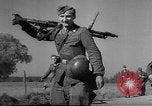 Immagine di Assalto tedesco Stug III a Varsavia rivolta Varsavia POLONIA, 1944, secondo 22 filmato di repertorio 65675043477
