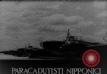 Standbild japanische Fallschirmjäger angreifenden Palembang in Niederländisch Ostindien Palembang Dutch East Indies, 1942, aus Sekunde 3 historischem Filmmaterial Videoclip 65675043483