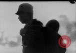 Standbild japanische Fallschirmjäger angreifenden Palembang in Niederländisch Ostindien Palembang Dutch East Indies, 1942, aus Sekunde 5 historischem Filmmaterial Videoclip 65675043483