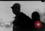 Standbild japanische Fallschirmjäger angreifenden Palembang in Niederländisch Ostindien Palembang Dutch East Indies, 1942, aus Sekunde 6 historischem Filmmaterial Videoclip 65675043483