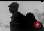Standbild japanische Fallschirmjäger angreifenden Palembang in Niederländisch Ostindien Palembang Dutch East Indies, 1942, aus Sekunde 7 historischem Filmmaterial Videoclip 65675043483