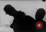 Standbild japanische Fallschirmjäger angreifenden Palembang in Niederländisch Ostindien Palembang Dutch East Indies, 1942, aus Sekunde 9 historischem Filmmaterial Videoclip 65675043483