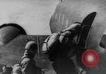 Standbild japanische Fallschirmjäger angreifenden Palembang in Niederländisch Ostindien Palembang Dutch East Indies, 1942, aus Sekunde 11 historischem Filmmaterial Videoclip 65675043483