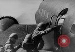 Standbild japanische Fallschirmjäger angreifenden Palembang in Niederländisch Ostindien Palembang Dutch East Indies, 1942, aus Sekunde 12 historischem Filmmaterial Videoclip 65675043483