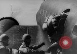 Standbild japanische Fallschirmjäger angreifenden Palembang in Niederländisch Ostindien Palembang Dutch East Indies, 1942, aus Sekunde 13 historischem Filmmaterial Videoclip 65675043483