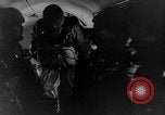 Standbild japanische Fallschirmjäger angreifenden Palembang in Niederländisch Ostindien Palembang Dutch East Indies, 1942, aus Sekunde 19 historischem Filmmaterial Videoclip 65675043483