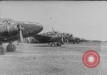 Standbild japanische Fallschirmjäger angreifenden Palembang in Niederländisch Ostindien Palembang Dutch East Indies, 1942, aus Sekunde 22 historischem Filmmaterial Videoclip 65675043483