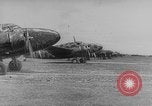 Standbild japanische Fallschirmjäger angreifenden Palembang in Niederländisch Ostindien Palembang Dutch East Indies, 1942, aus Sekunde 23 historischem Filmmaterial Videoclip 65675043483