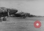 Standbild japanische Fallschirmjäger angreifenden Palembang in Niederländisch Ostindien Palembang Dutch East Indies, 1942, aus Sekunde 24 historischem Filmmaterial Videoclip 65675043483