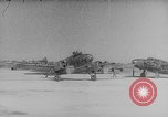Standbild japanische Fallschirmjäger angreifenden Palembang in Niederländisch Ostindien Palembang Dutch East Indies, 1942, aus Sekunde 25 historischem Filmmaterial Videoclip 65675043483