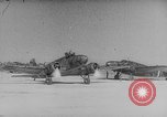 Standbild japanische Fallschirmjäger angreifenden Palembang in Niederländisch Ostindien Palembang Dutch East Indies, 1942, aus Sekunde 26 historischem Filmmaterial Videoclip 65675043483