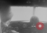 Standbild japanische Fallschirmjäger angreifenden Palembang in Niederländisch Ostindien Palembang Dutch East Indies, 1942, aus Sekunde 31 historischem Filmmaterial Videoclip 65675043483
