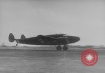 Standbild japanische Fallschirmjäger angreifenden Palembang in Niederländisch Ostindien Palembang Dutch East Indies, 1942, aus Sekunde 32 historischem Filmmaterial Videoclip 65675043483