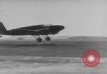 Standbild japanische Fallschirmjäger angreifenden Palembang in Niederländisch Ostindien Palembang Dutch East Indies, 1942, aus Sekunde 34 historischem Filmmaterial Videoclip 65675043483