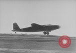 Standbild japanische Fallschirmjäger angreifenden Palembang in Niederländisch Ostindien Palembang Dutch East Indies, 1942, aus Sekunde 36 historischem Filmmaterial Videoclip 65675043483