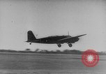 Standbild japanische Fallschirmjäger angreifenden Palembang in Niederländisch Ostindien Palembang Dutch East Indies, 1942, aus Sekunde 37 historischem Filmmaterial Videoclip 65675043483