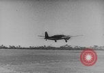 Standbild japanische Fallschirmjäger angreifenden Palembang in Niederländisch Ostindien Palembang Dutch East Indies, 1942, aus Sekunde 38 historischem Filmmaterial Videoclip 65675043483