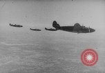 Standbild japanische Fallschirmjäger angreifenden Palembang in Niederländisch Ostindien Palembang Dutch East Indies, 1942, aus Sekunde 39 historischem Filmmaterial Videoclip 65675043483